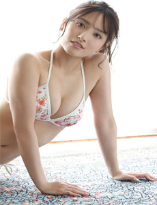 两个女孩子开车